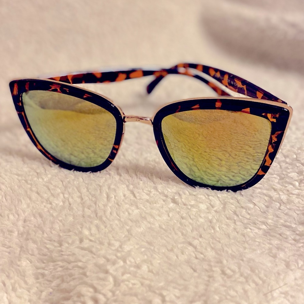 Women’s brown turtle shell & gold sunglasses